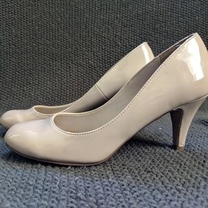 Nude Pumps